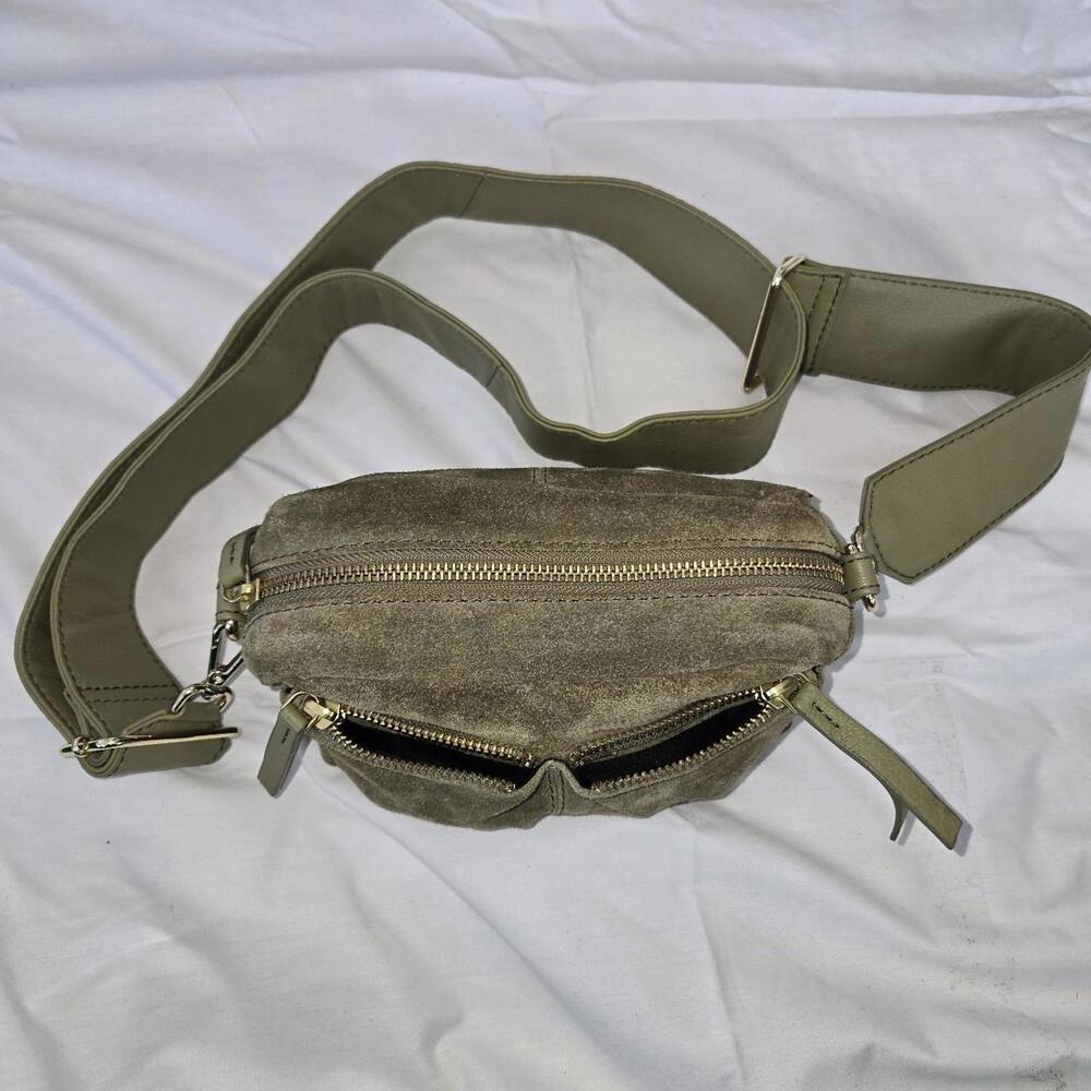 ASOS DESIGN suede multi pocket camera crossbody bag in khaki-Green - Picture 5 of 8